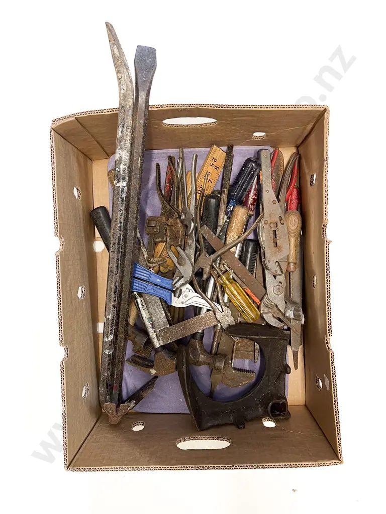 Box Quantity of Assorted Vintage Tools Image 1++