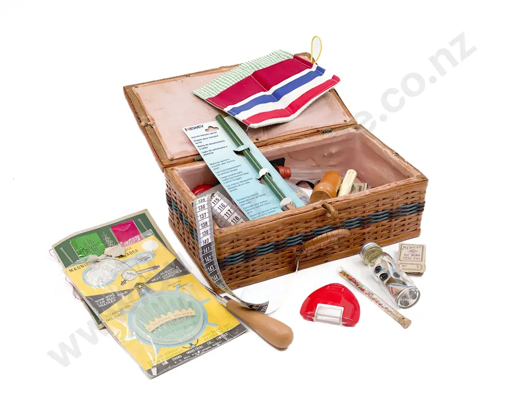 Vintage Sewing Box & Assorted Sewing Accessories Image 1++