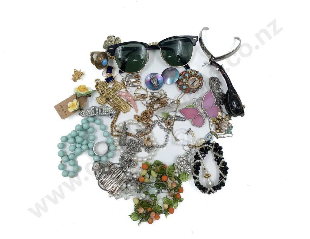 Quantity of Assorted Costume Jewellery etc *NOTE PHOTO CHANGE Image 1++