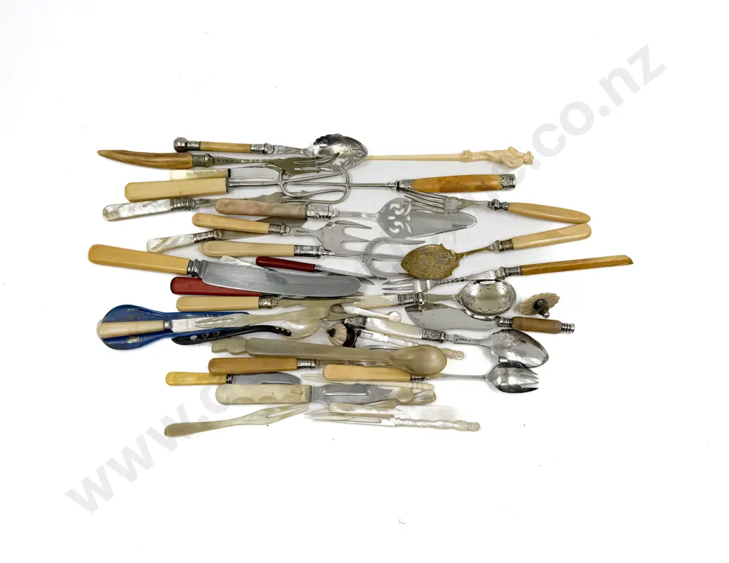 Small Quantity of Assorted Cutlery incl Bone & MOP Handled etc Image 1++