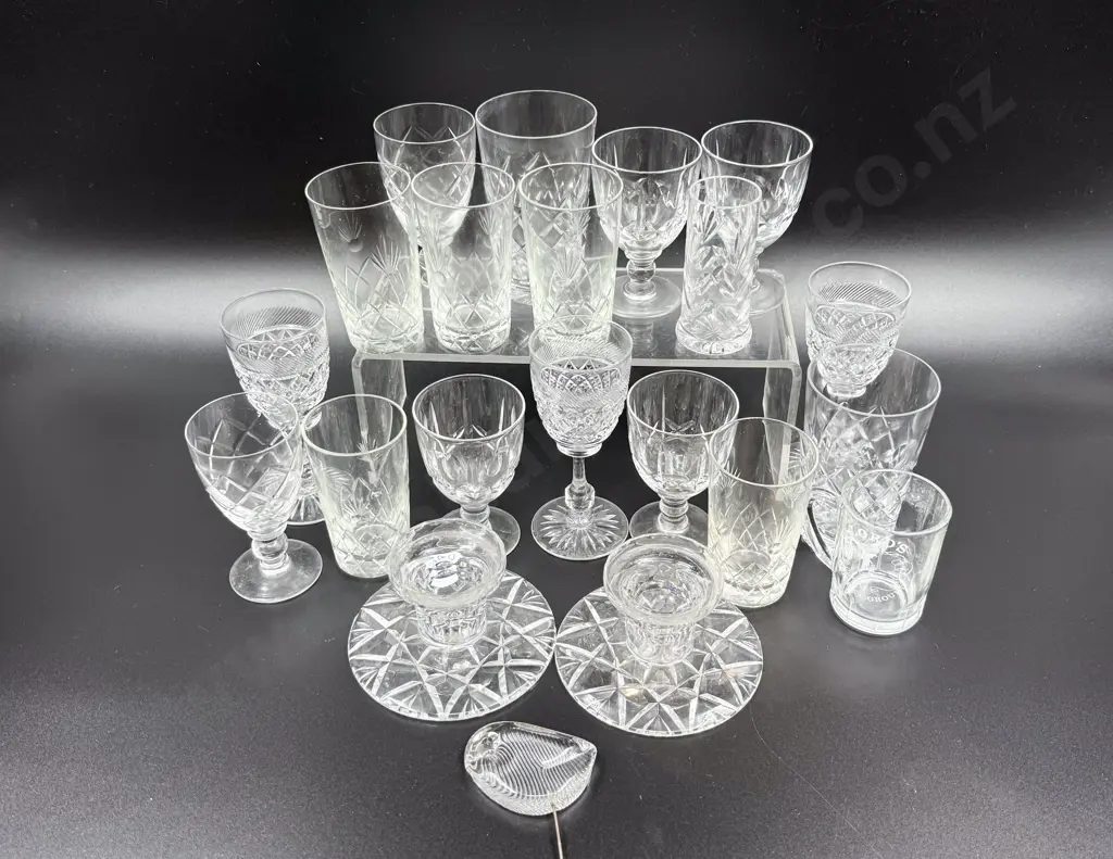 Small Quantity of Assorted Crystal & Glassware Image 1++