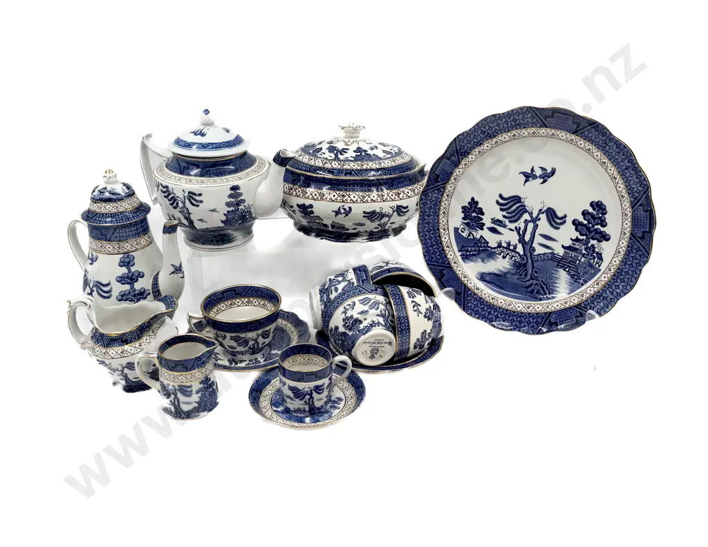 Quantity of Assorted Willow Pattern Dinner China Image 1++