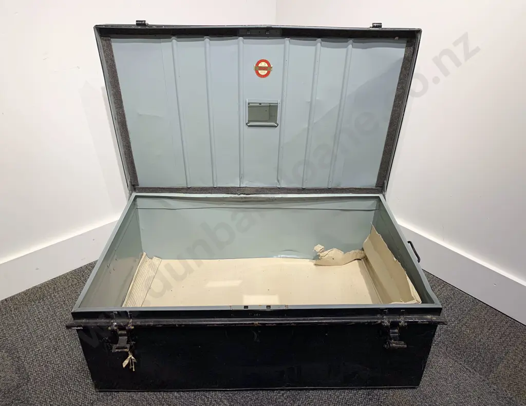 Large Tin Trunk Image 1++