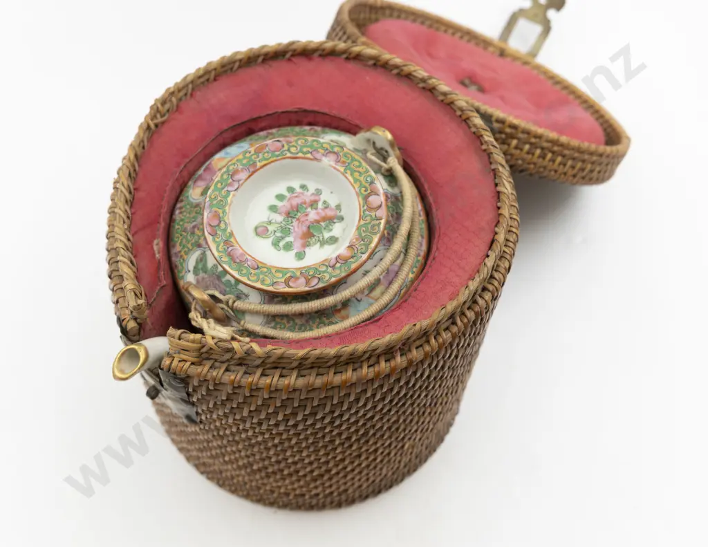Late C19th Cantonese Export Famille Rose Teapot Image 1++