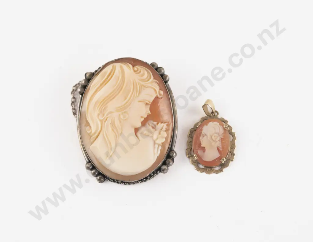 9ct Fancy Framed Portrait Pendant Image 1++