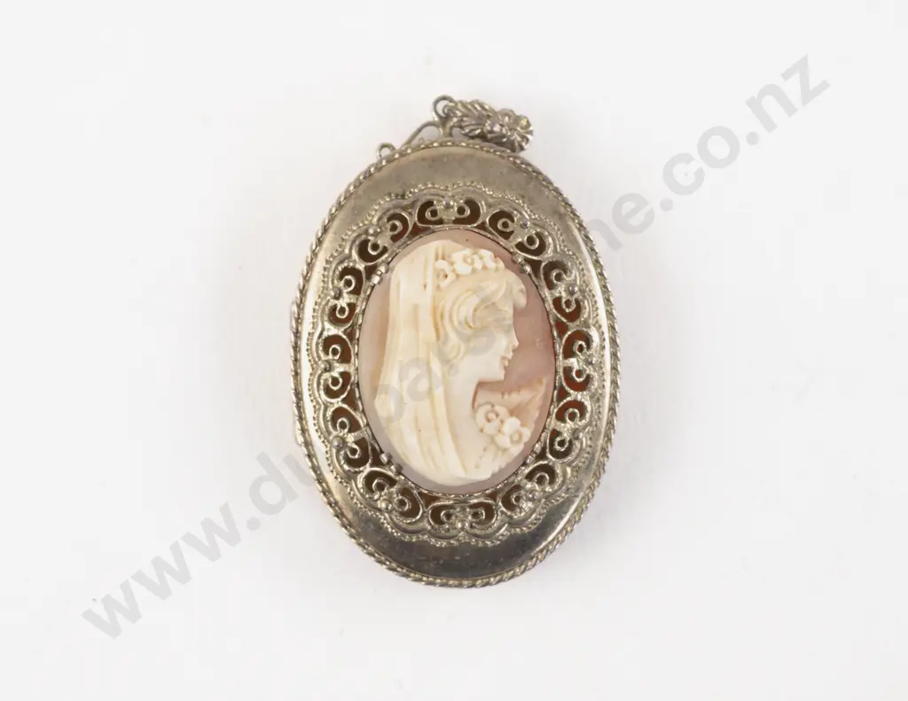 C20th S/S Oval Cameo Pendant Locket Image 1++