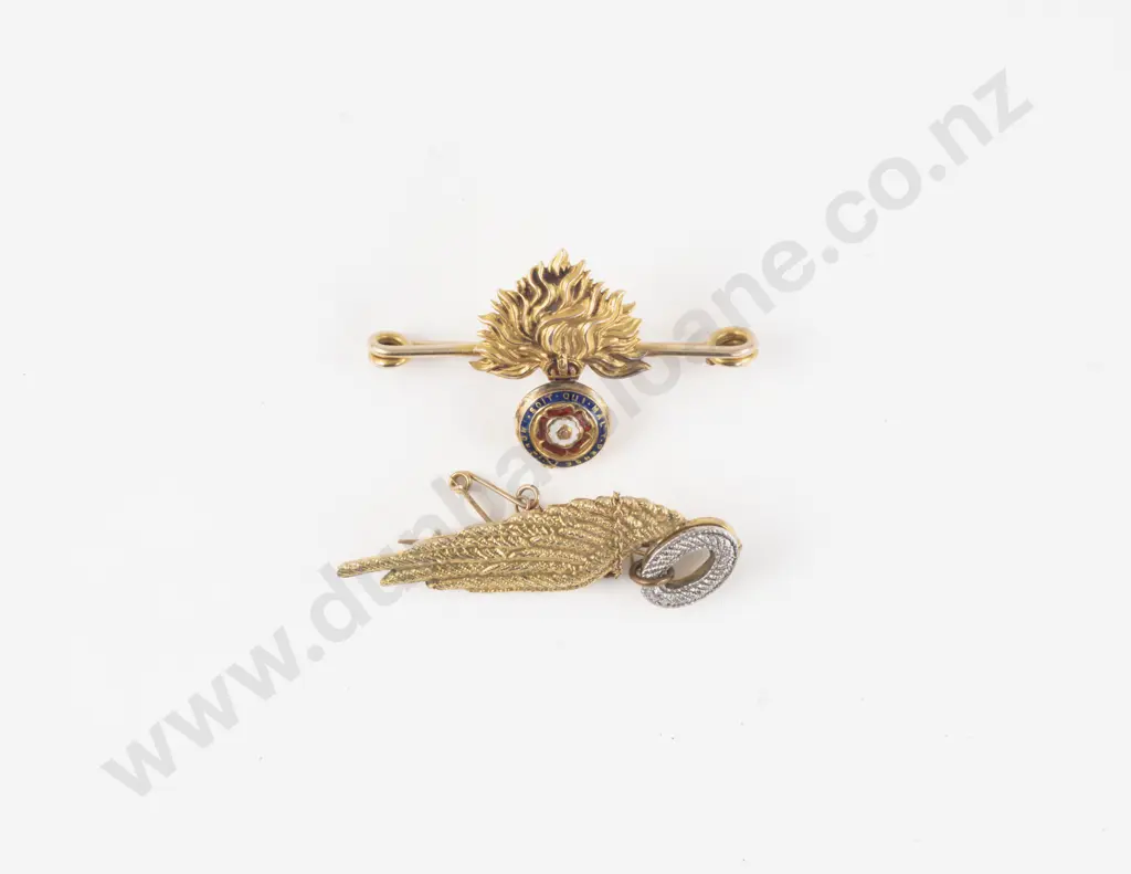 9ct Sweet Heart Brooch together with 15ct Military Brooch Image 1++