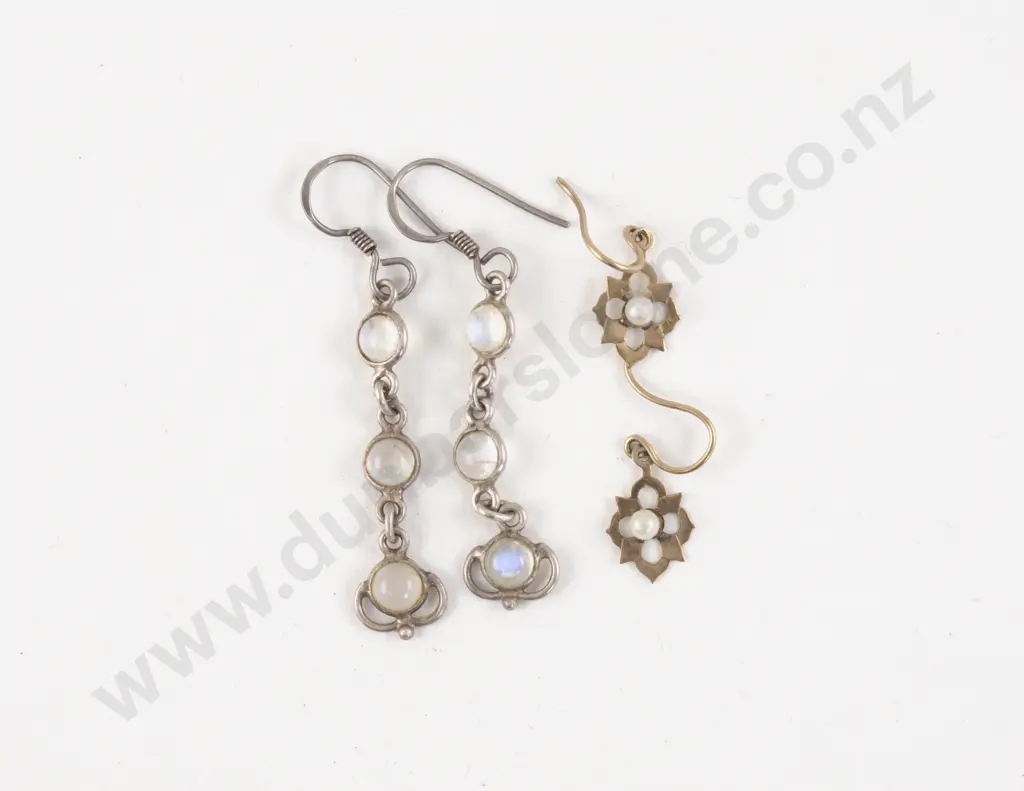 Pair 9ct Cultured Pearl Earrings Image 1++
