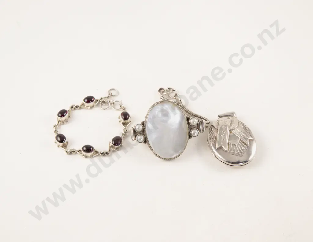 S/S Large Oval Panel MOP Bracelet Image 1++