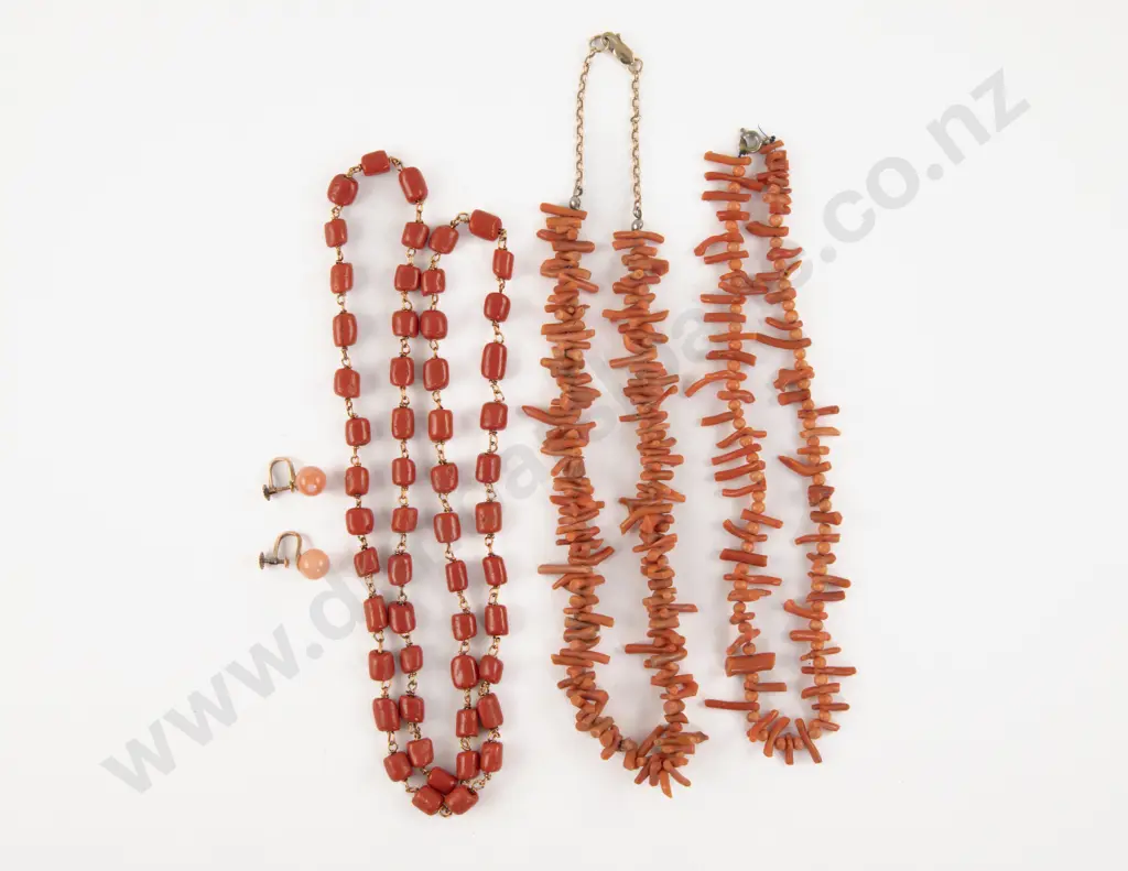 Pair 18ct Single Stone Coral Stud Earrings Image 1++