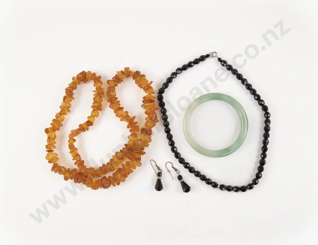 Single Strand Graduated Amber Bead Necklace Image 1++