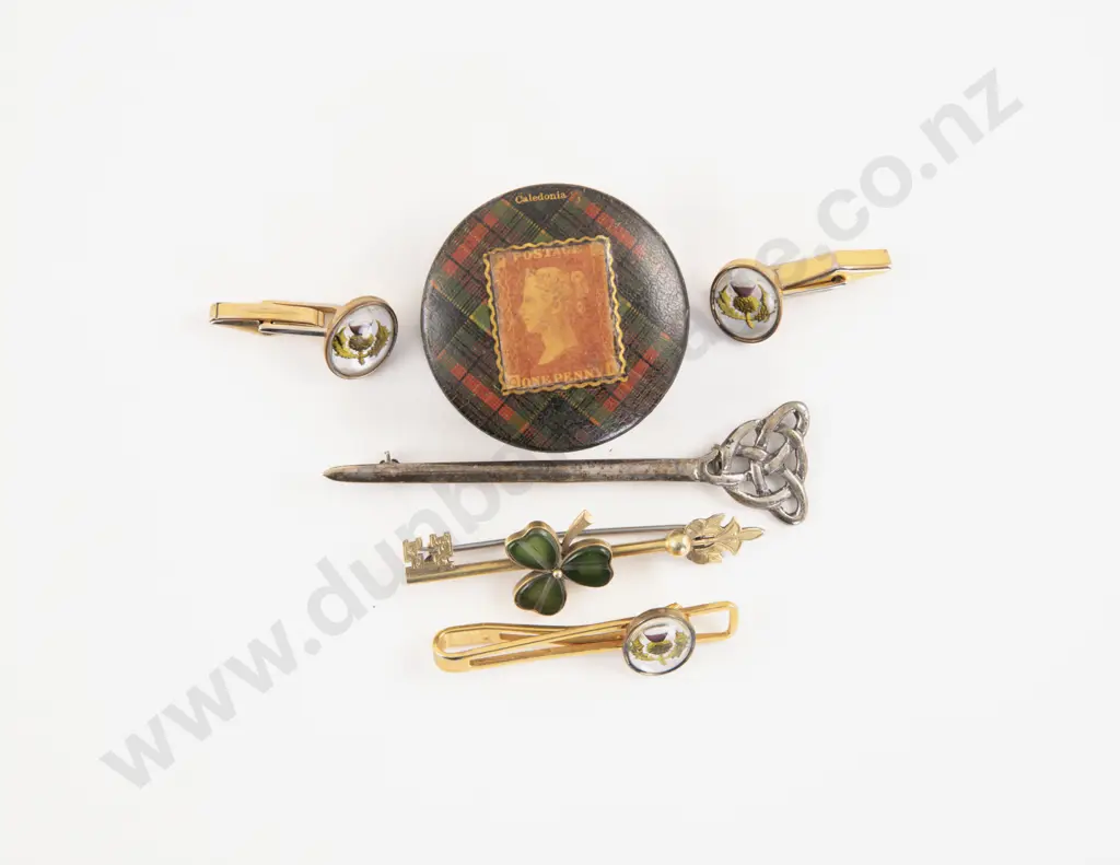 9ct Green Stone Clover Bar Brooch Image 1++