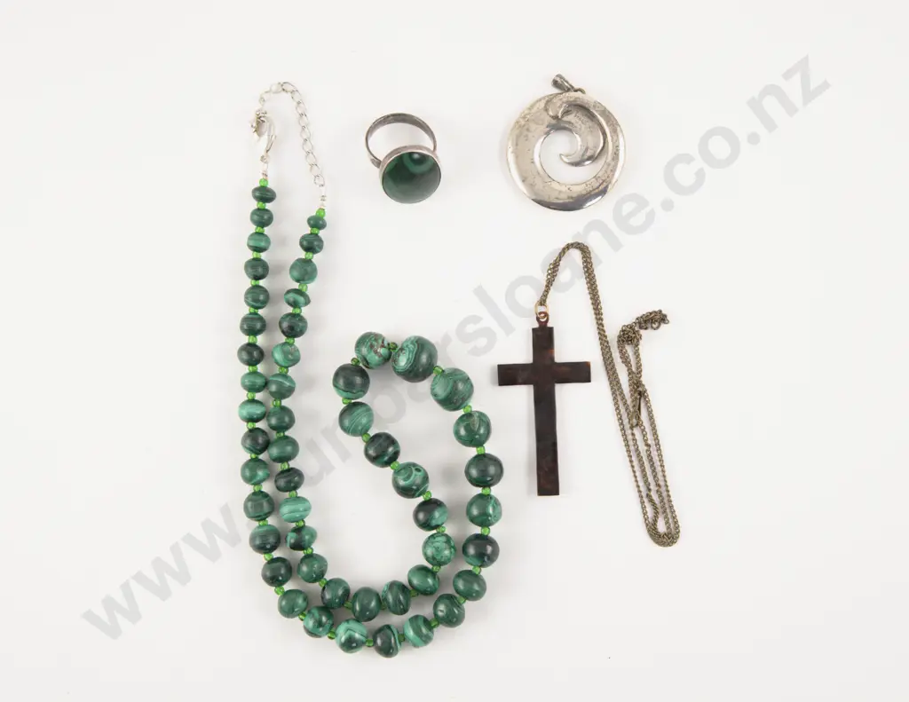 Malachite Graduated Bead Necklace Image 1++