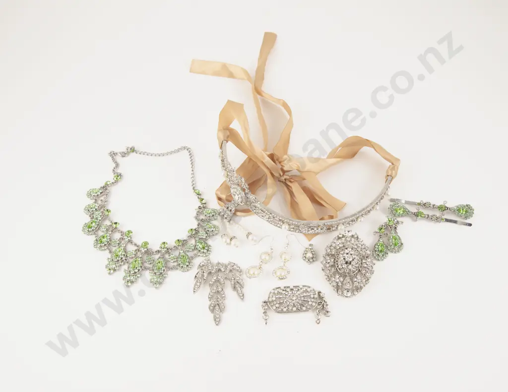 Small Collection of Vintage Diamante Costume Jewellery Image 1++