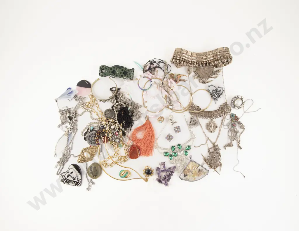 Collection of Assorted Costume Jewellery Image 1++