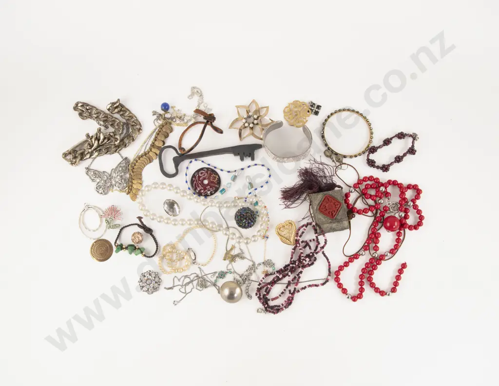 Collection of Assorted Costume Jewellery Image 1++