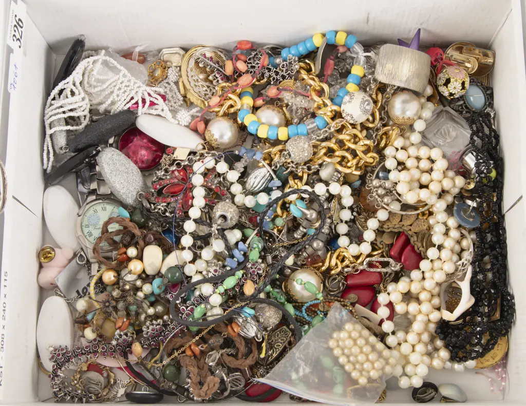 Collection of Assorted Costume Jewellery Image 1++