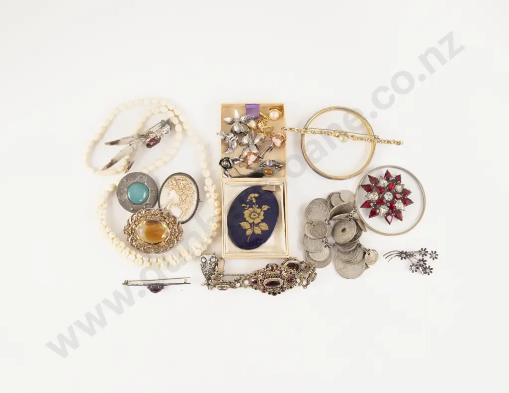 Collection of Assorted Costume Jewellery Image 1++