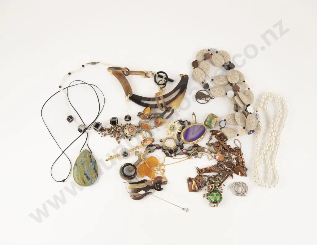 Small Collection of Assorted Costume Jewellery Image 1++