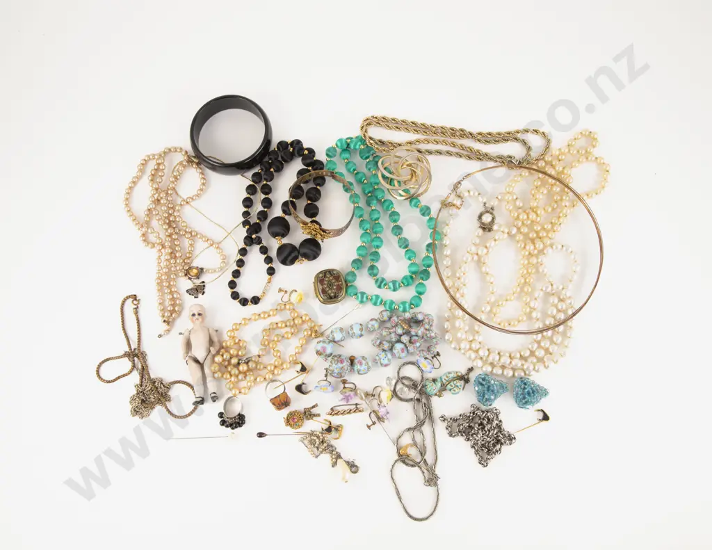 Collection of Assorted Costume Jewellery Image 1++