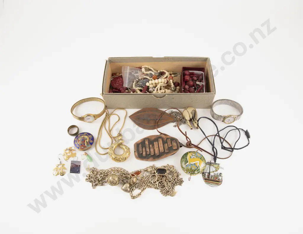 Collection of Assorted Costume Jewellery Image 1++
