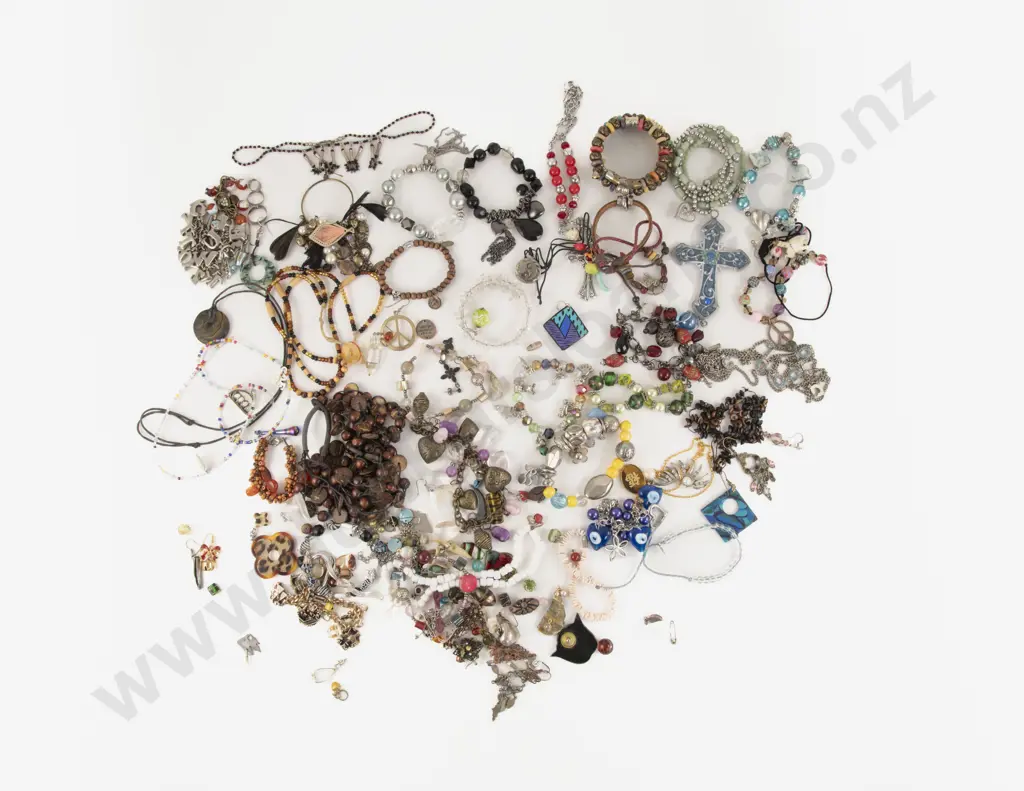 Collection of Assorted Costume Jewellery Image 1++