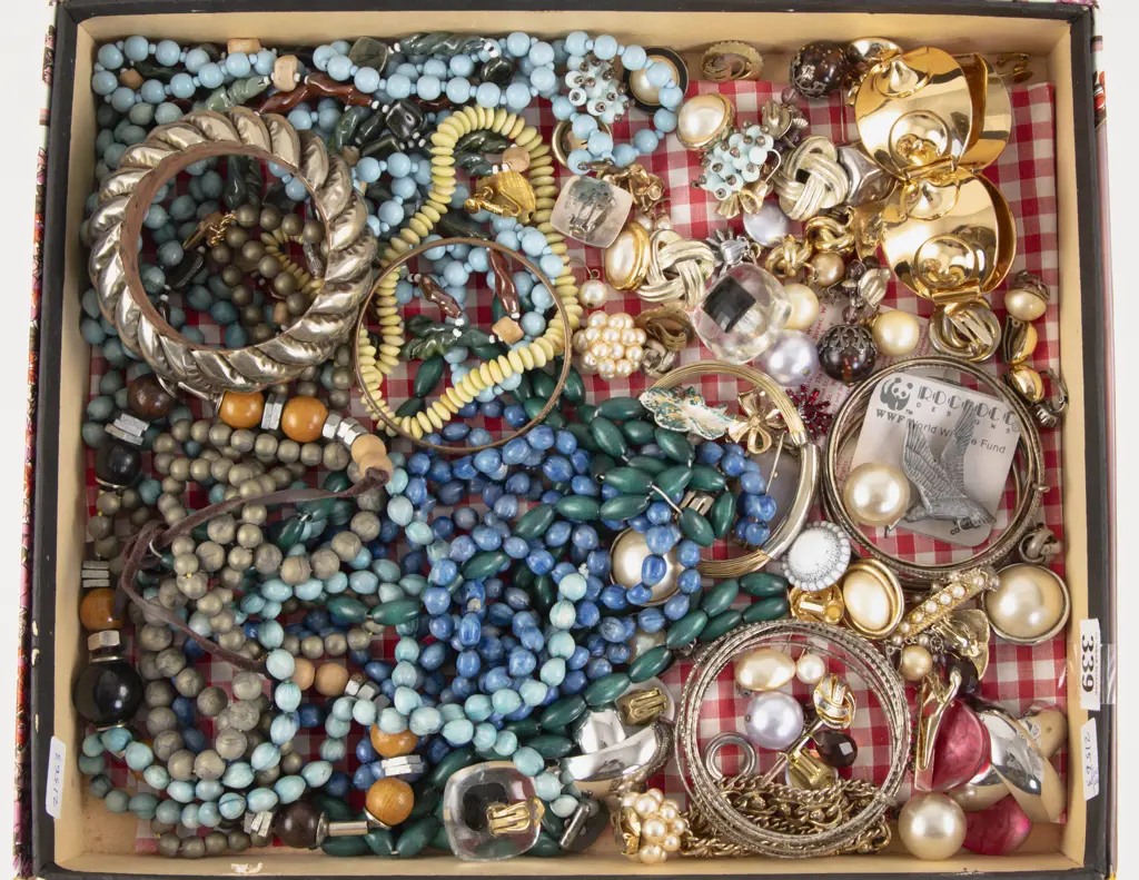 Collection of Assorted Costume Jewellery Image 1++