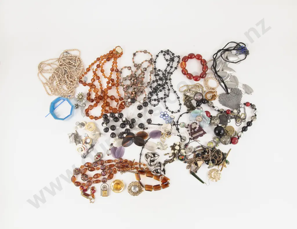 Collection of Assorted Costume Jewellery Image 1++