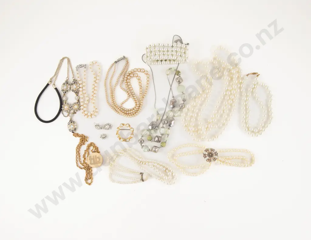 Small Collection of Imitation Pearl and Costume Jewellery Image 1++