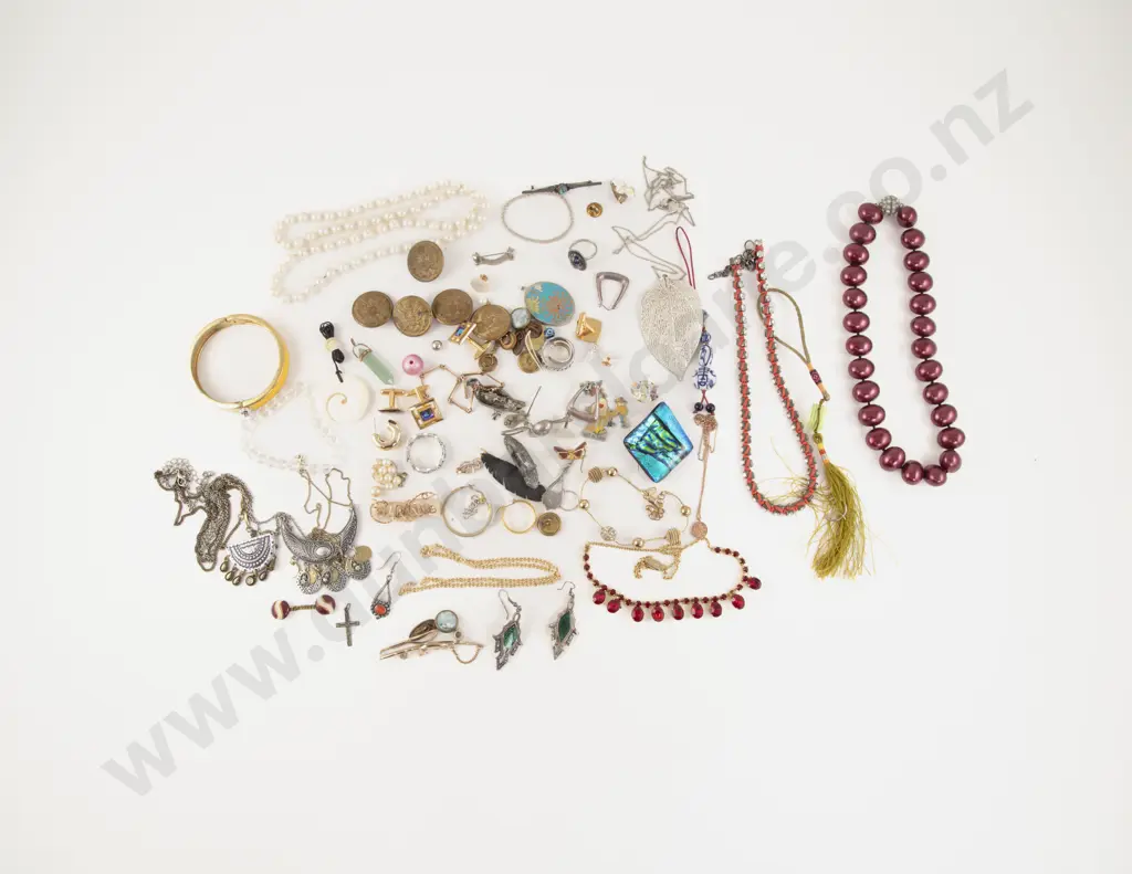 Small Collection of Assorted Costume Jewellery Image 1++