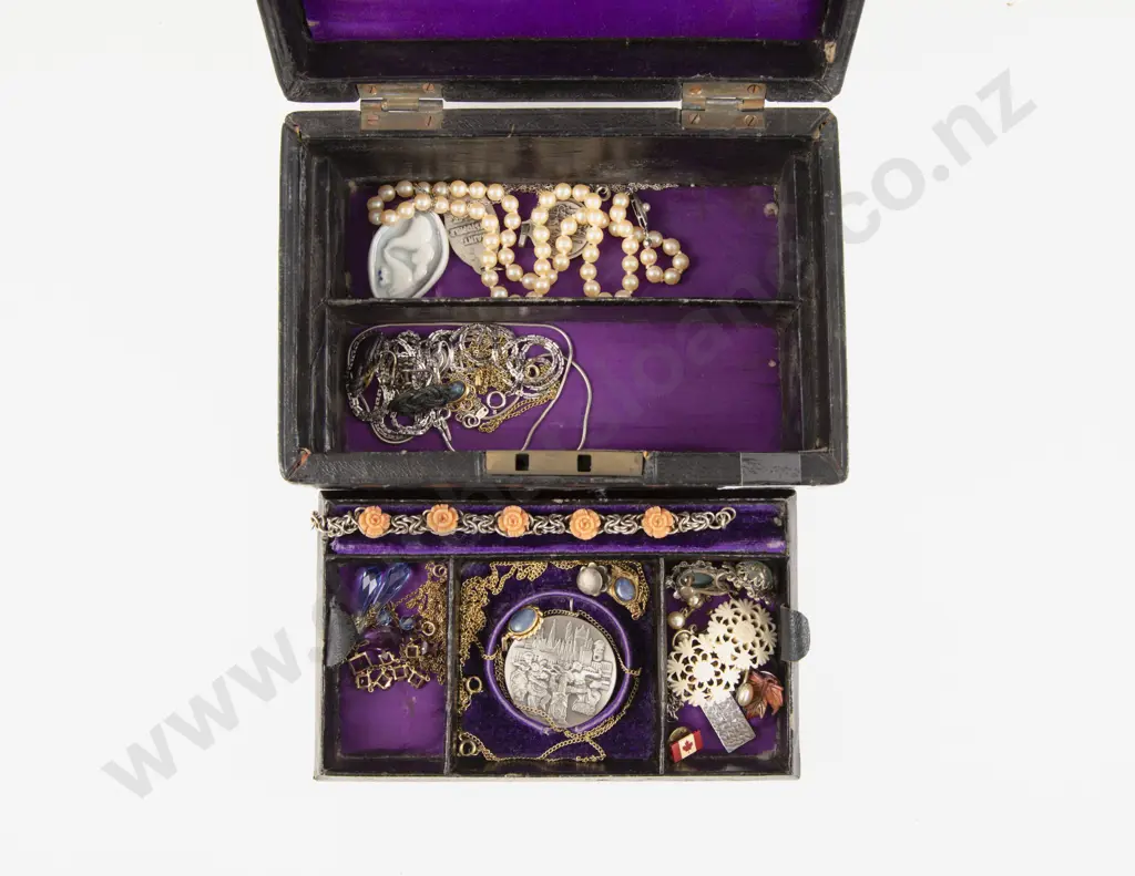 Collection of Assorted Costume Jewellery Image 1++