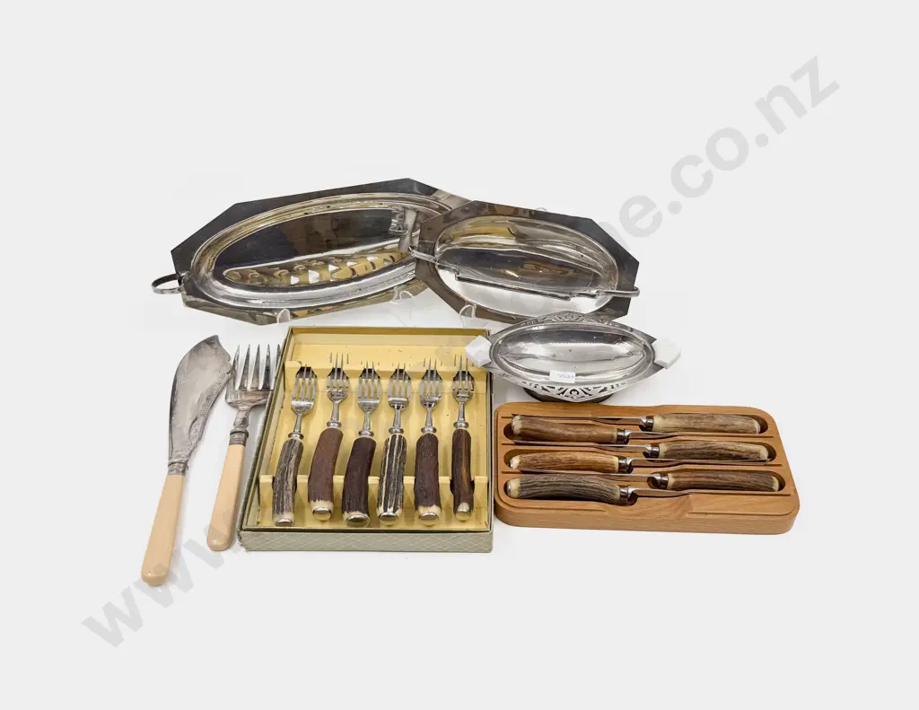 Quantity of Assorted Bone & Horn Handled Cutlery etc Image 1++