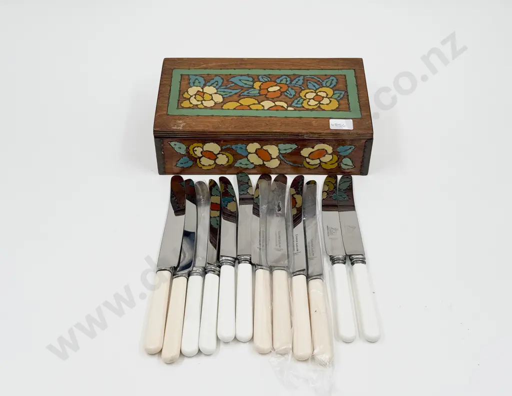 Quantity of Assorted Bone Handled Knives Image 1++