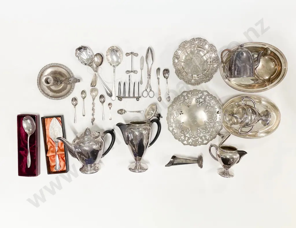 Quantity of Assorted Silver Plate Image 1++