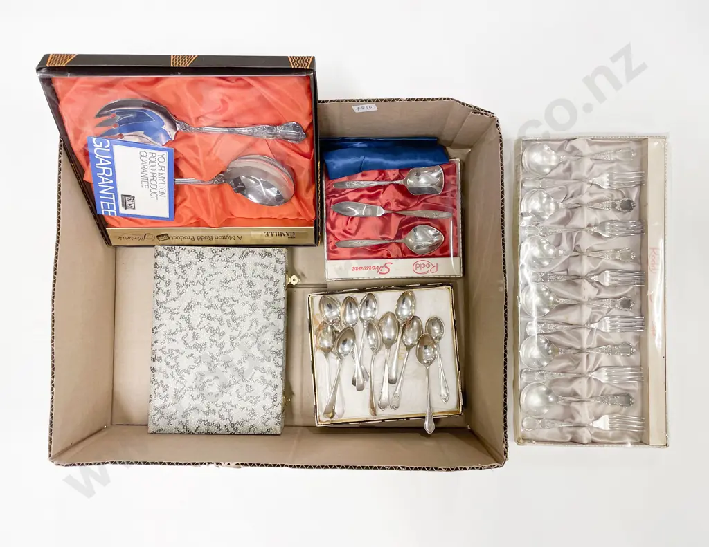 Quantity of Assorted Boxed S/P Cutlery Image 1++