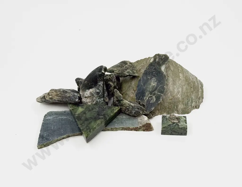 Quantity of Assorted Greenstone Pieces 1.6Kg Image 1++