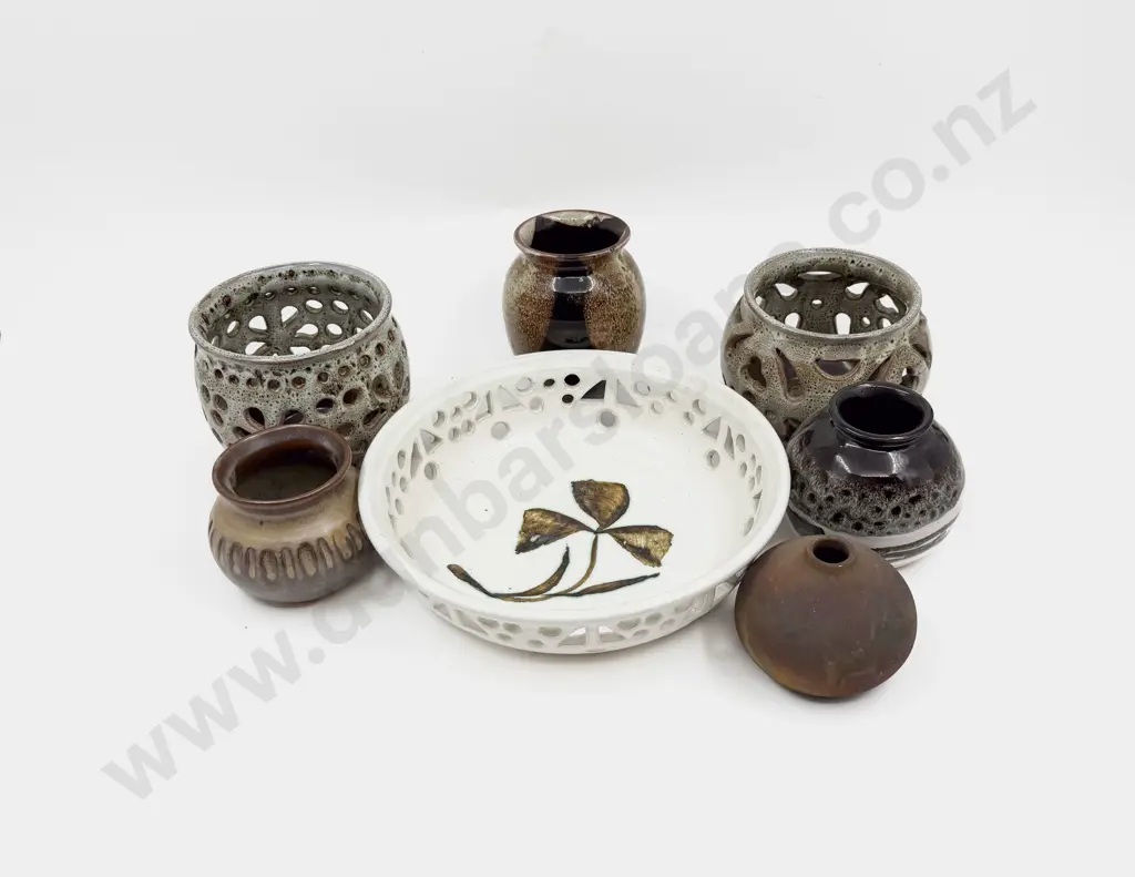 Quantity of Assorted Pottery Image 1++