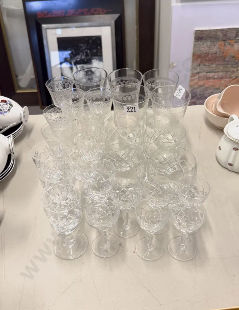 Small Quantity of Assorted Crystal & Glass Ware Image 1++