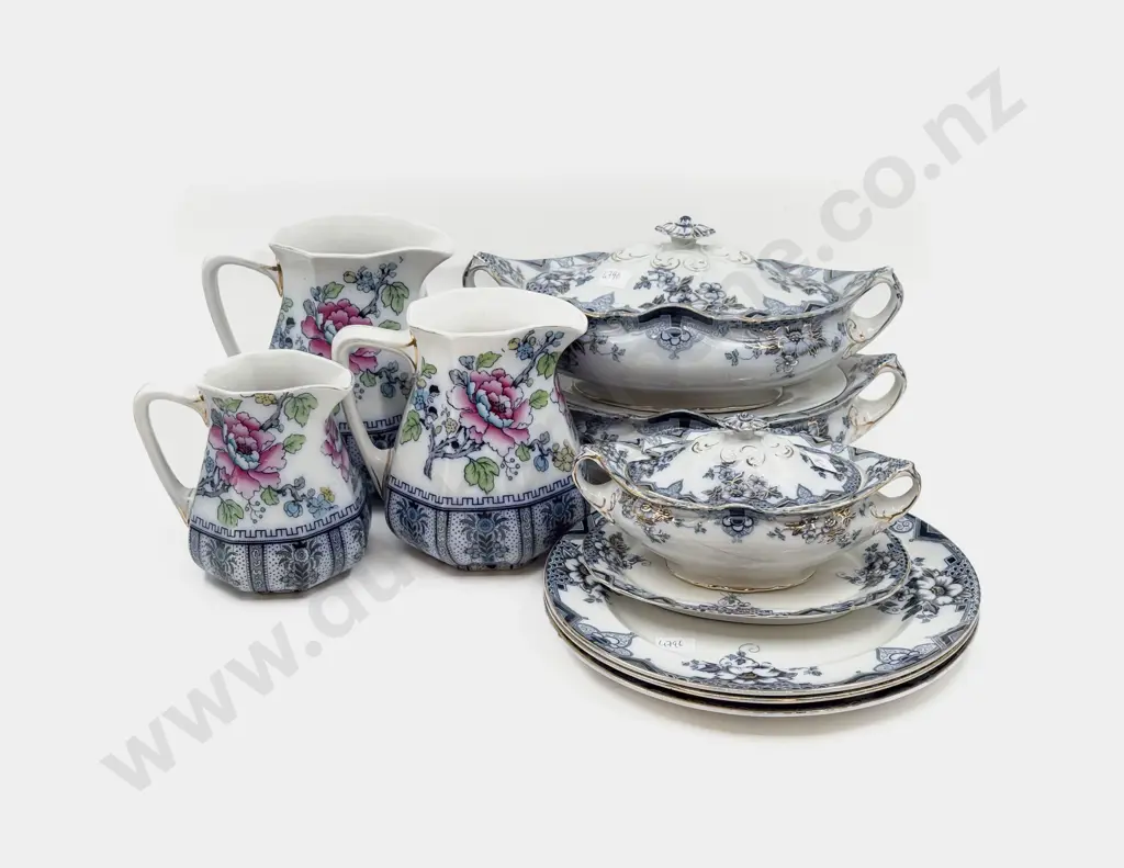 Quantity of Assorted Dinner China together with Graduated Set of Three Jugs Image 1++