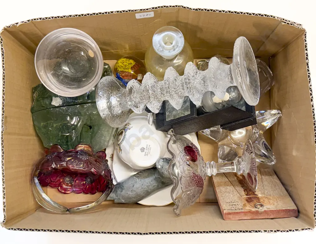 Box of Glassware & Ornaments Image 1++