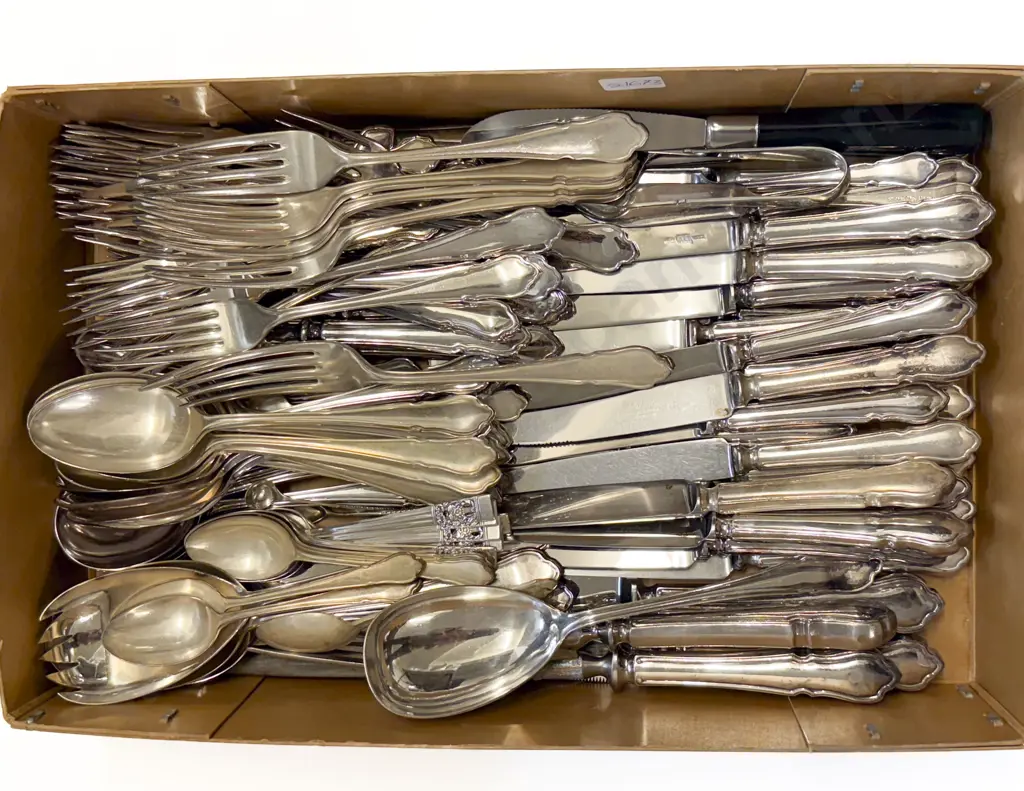 Box of Cutlery Image 1++