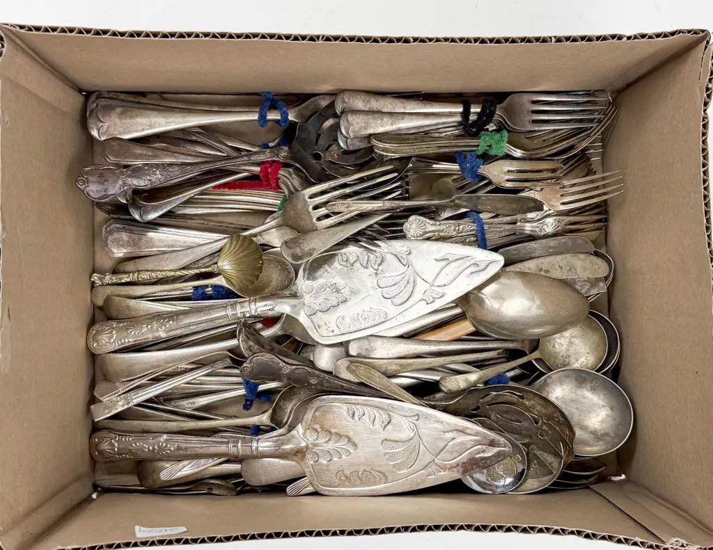 Box of Cutlery Image 1++