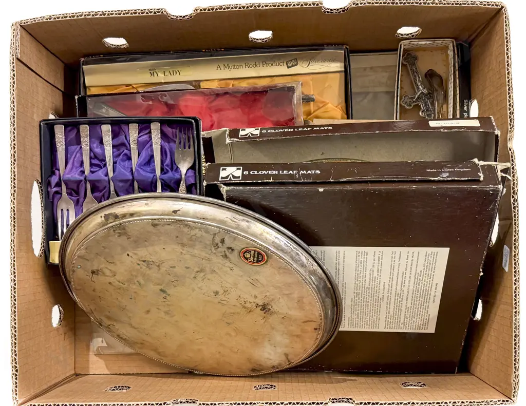 Box with Assorted Cutlery Placemats etc Image 1++