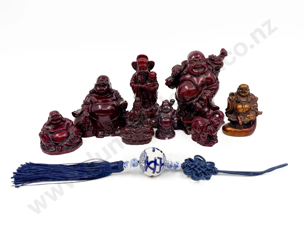 Small Box of Resin Figurines Image 1++
