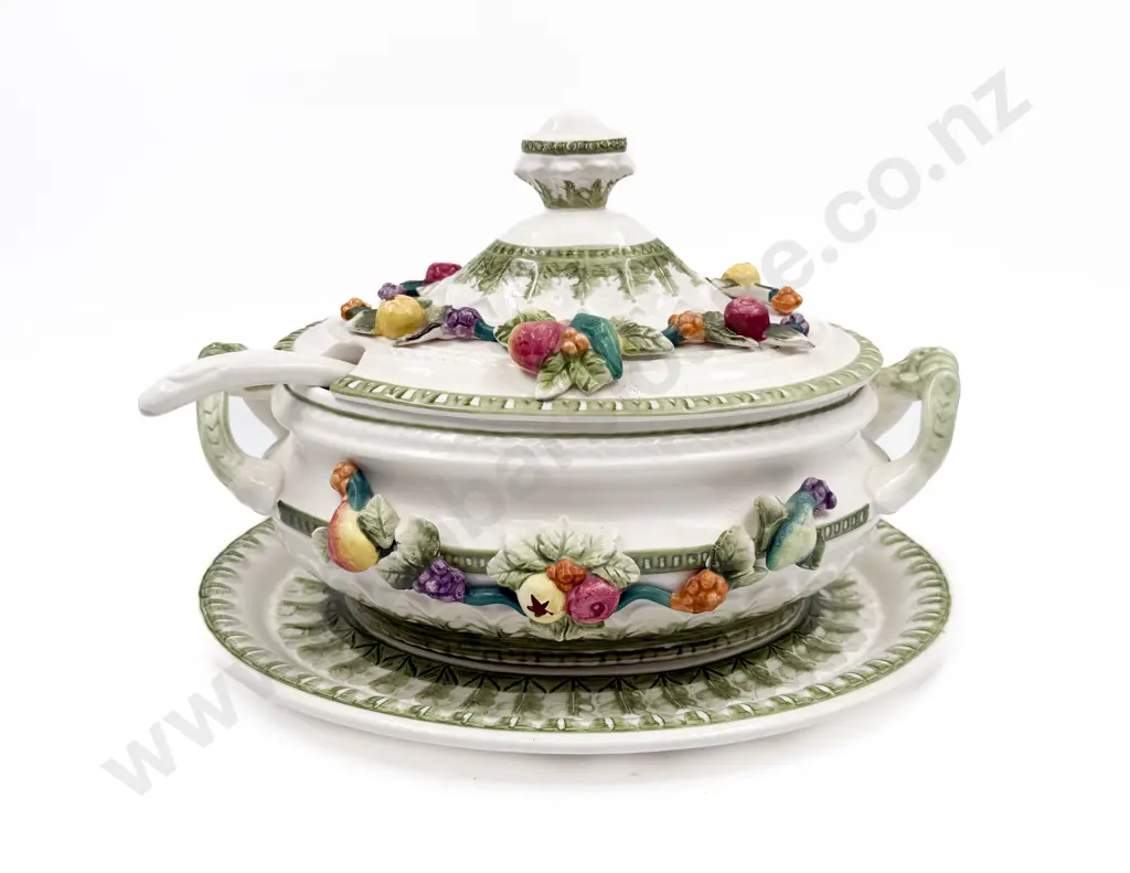 Lidded Tureen on Stand with Spoon Image 1++