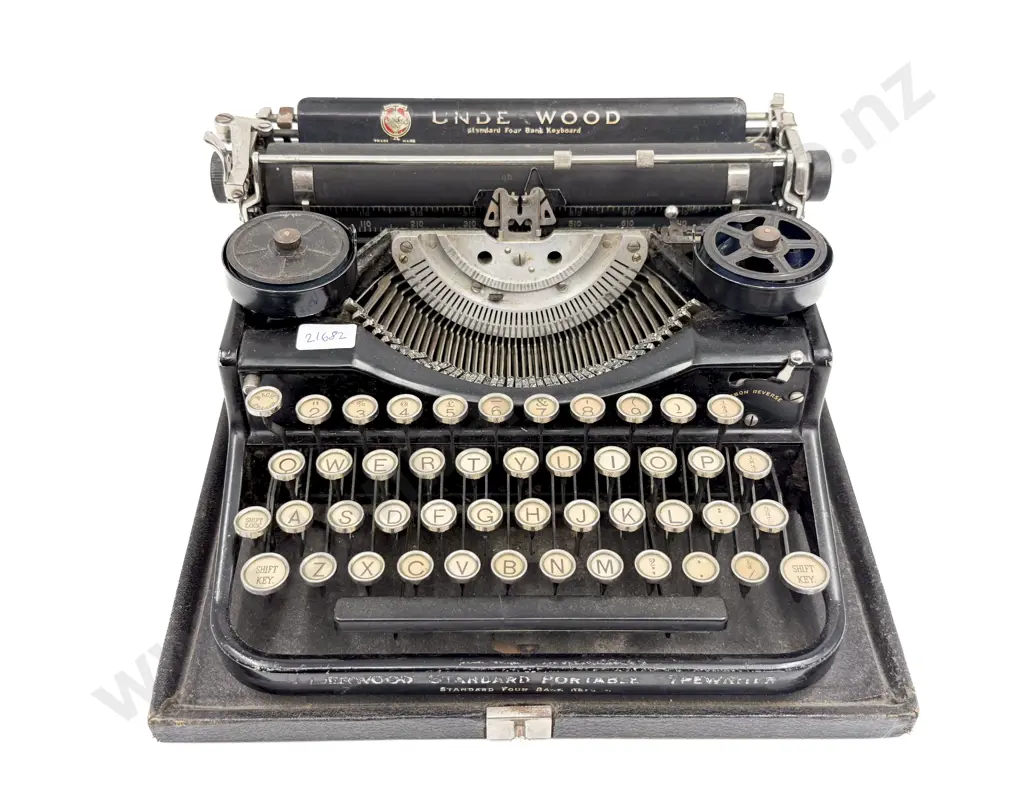 Underwood Vintage Typewriter Image 1++