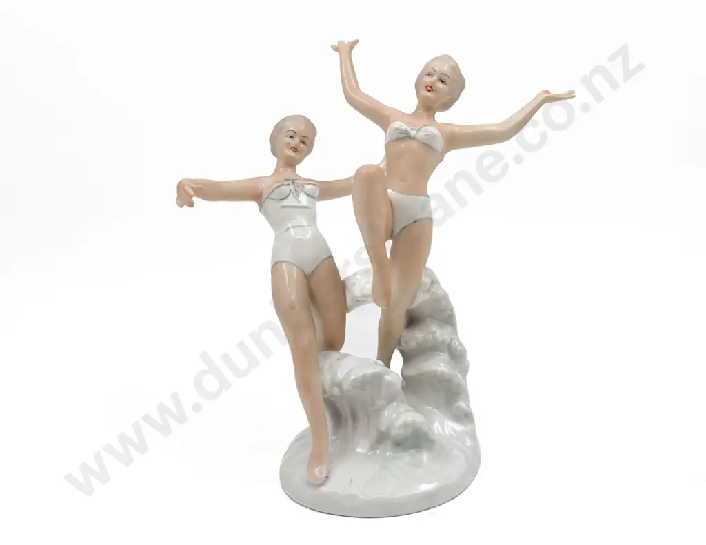 Wallendorf Figure of Two Bathers Image 1++