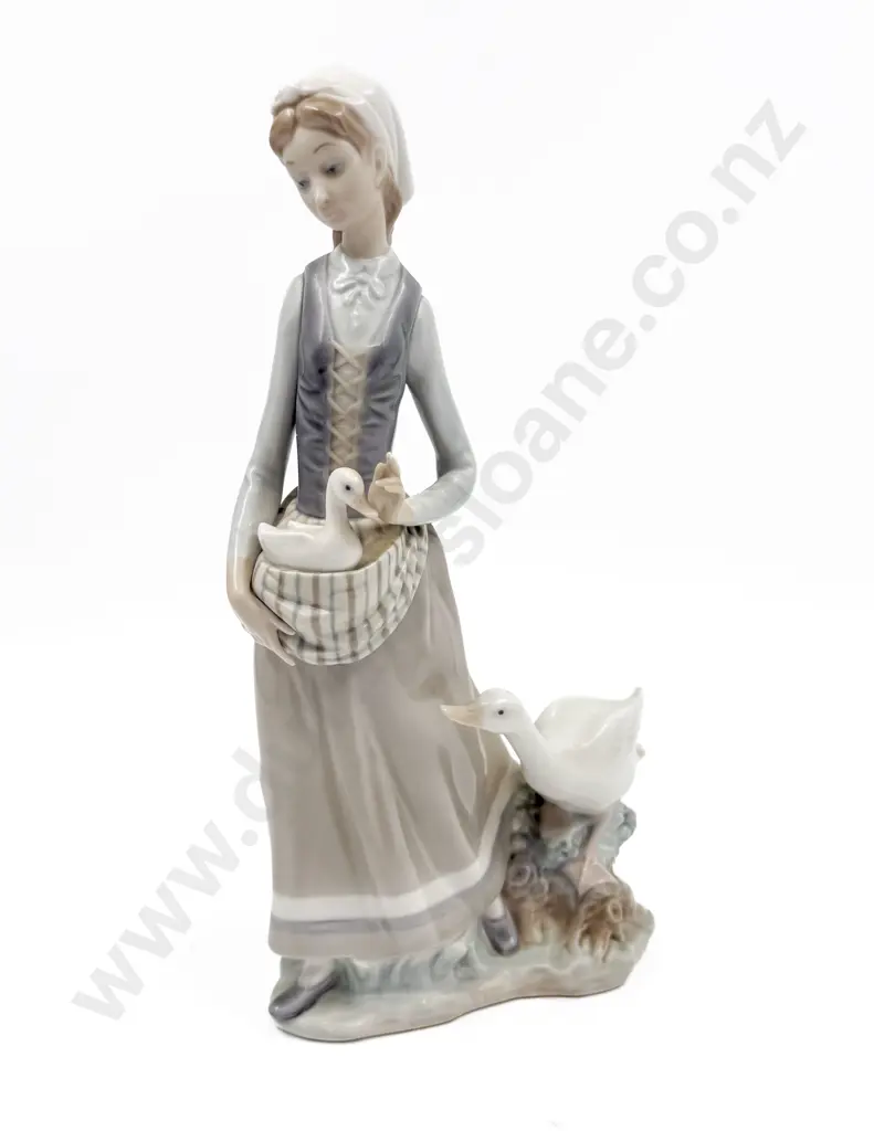 Lladro Figure of Young Girl with Geese Image 1++
