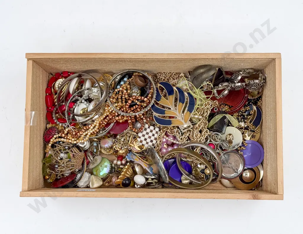 Box of Assorted Costume Jewellery Image 1++