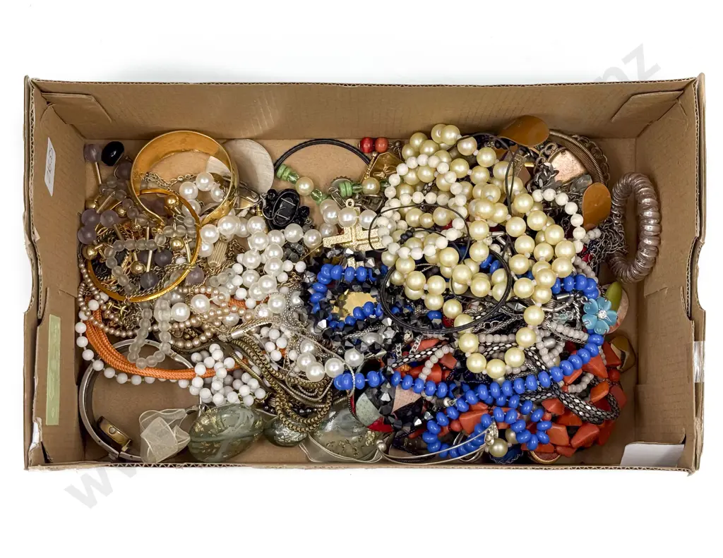 Box of Assorted Costume Jewellery Image 1++